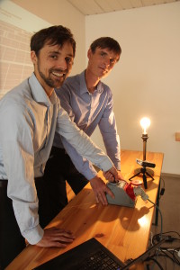 Matthias Mattiza (EGL) und Markus Käbisch (YOKK Solar) nehmen die PV-Analge auf dem Hupfeld-Center in Betrieb
